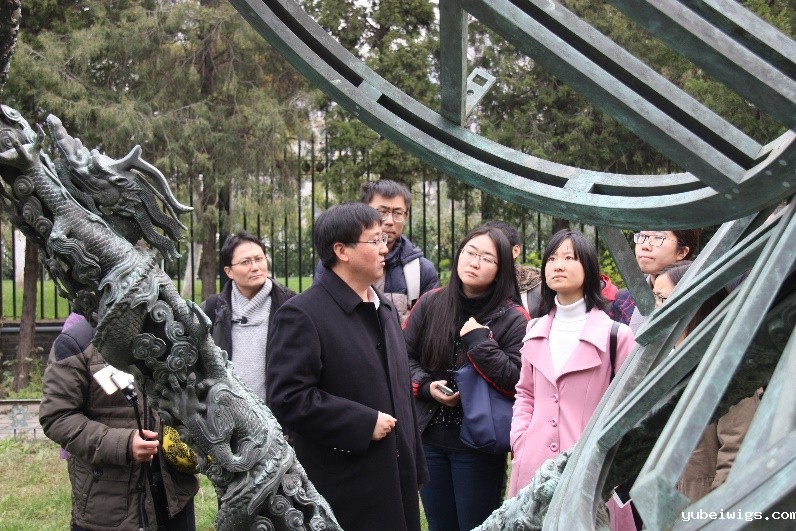 同学们聚精会神地听孙老师讲解简仪